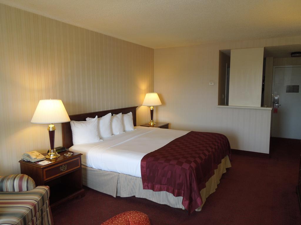 Days Inn & Suites by Wyndham Elyria