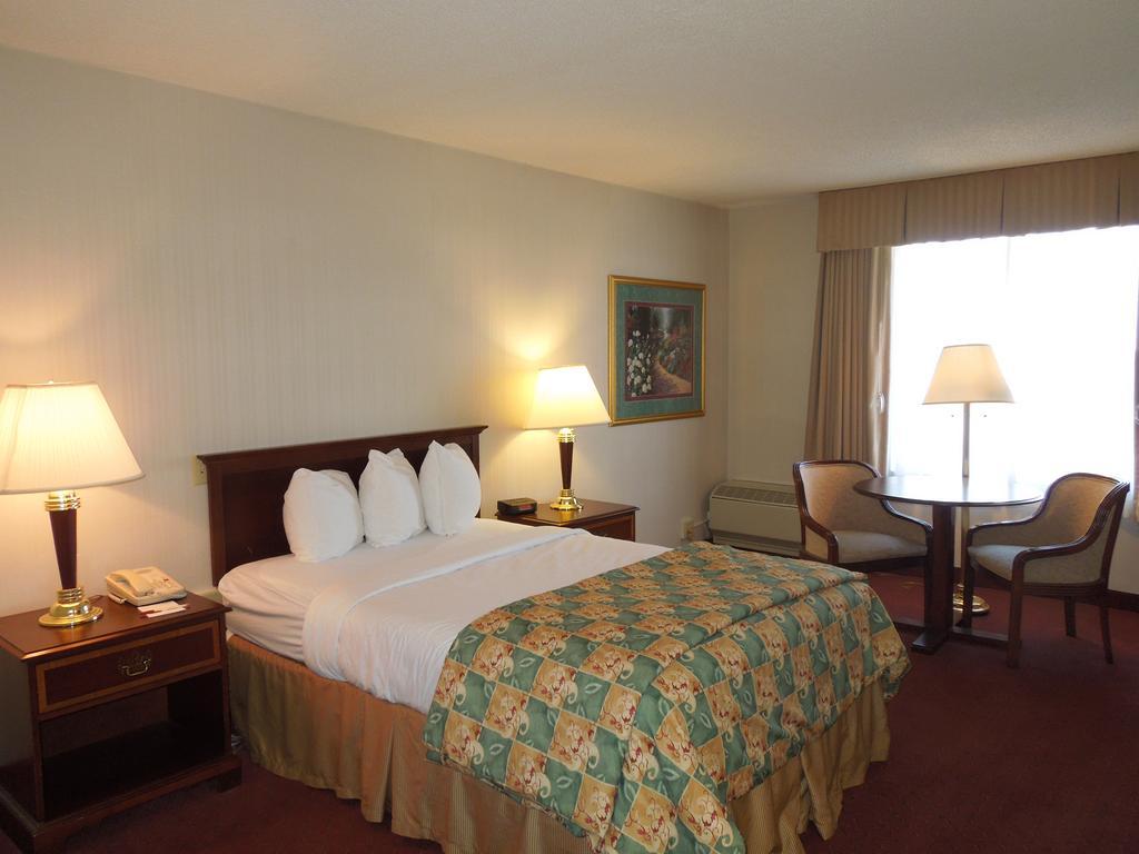 Days Inn & Suites by Wyndham Elyria