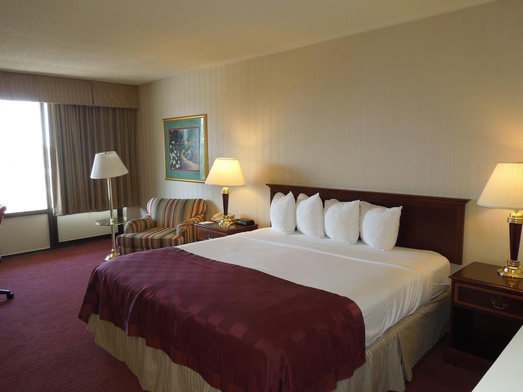 Days Inn & Suites by Wyndham Elyria