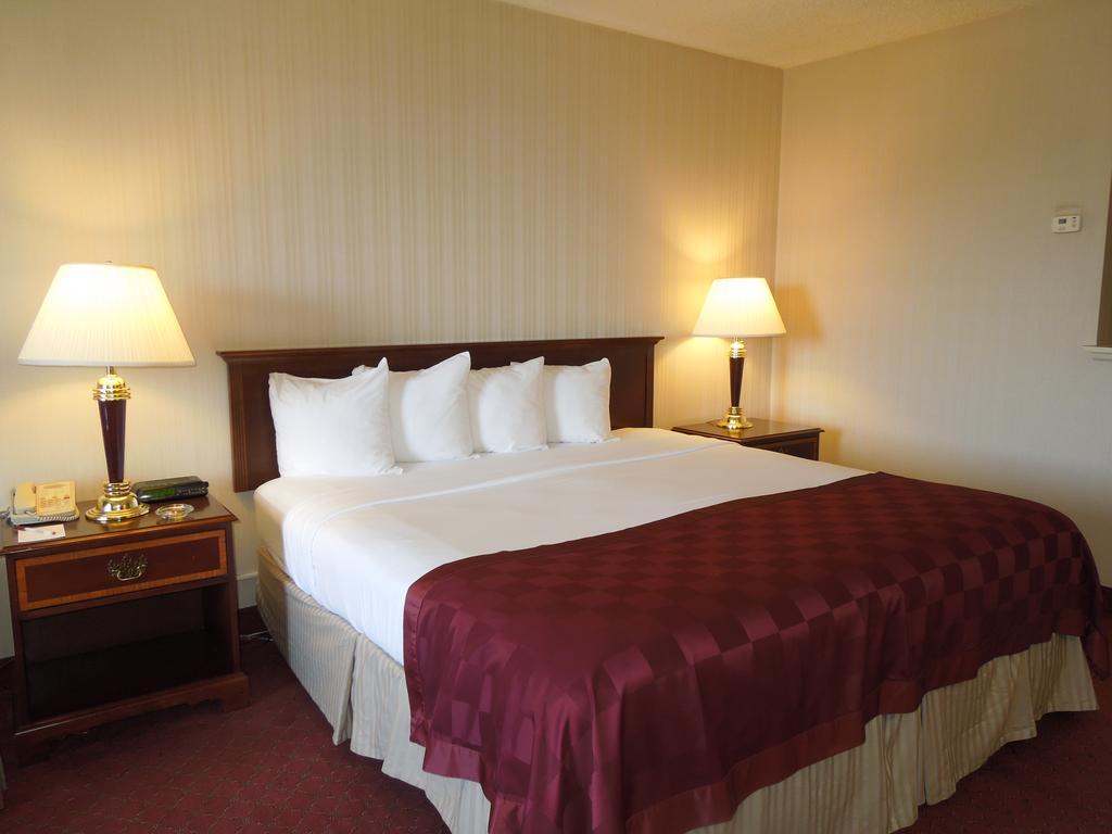 Days Inn & Suites by Wyndham Elyria