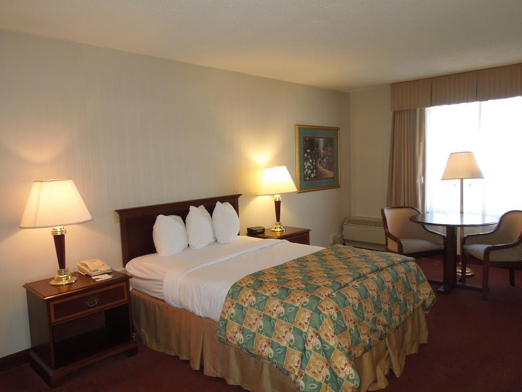 Days Inn & Suites by Wyndham Elyria