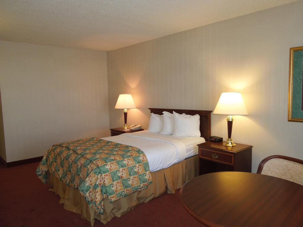 Days Inn & Suites by Wyndham Elyria