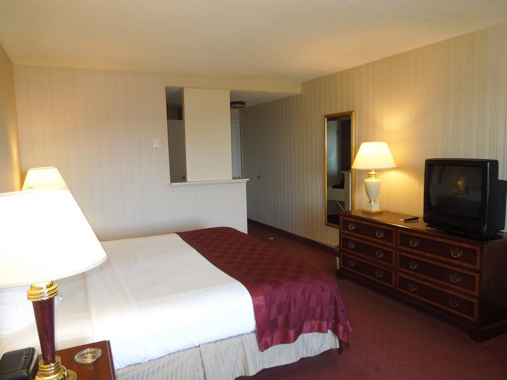 Days Inn & Suites by Wyndham Elyria