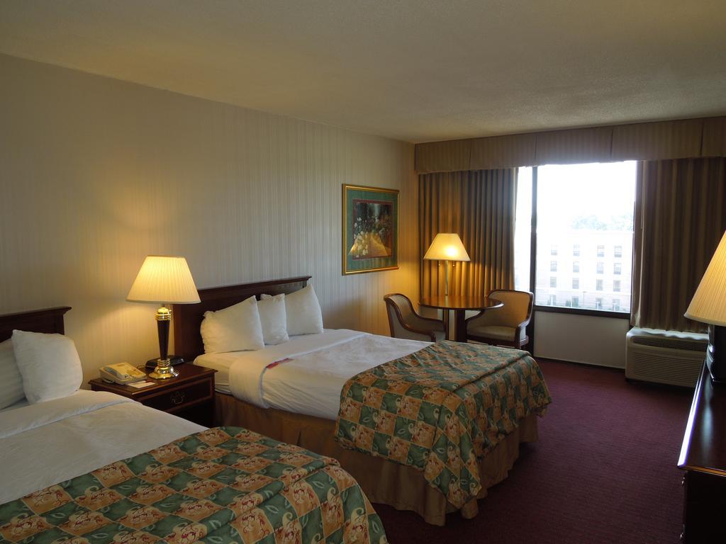 Days Inn & Suites by Wyndham Elyria