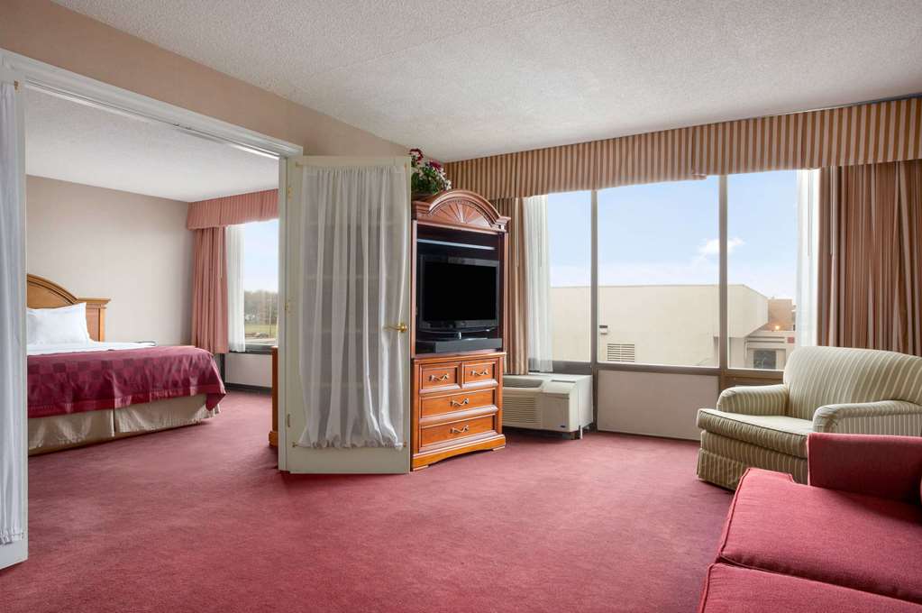 Days Inn & Suites by Wyndham Elyria