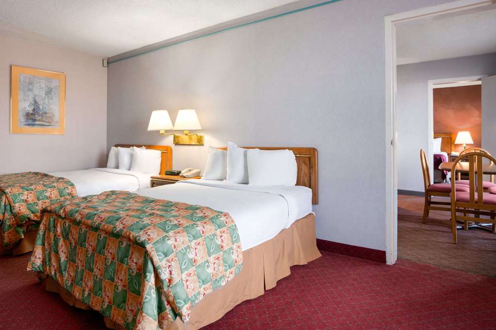 Days Inn & Suites by Wyndham Elyria