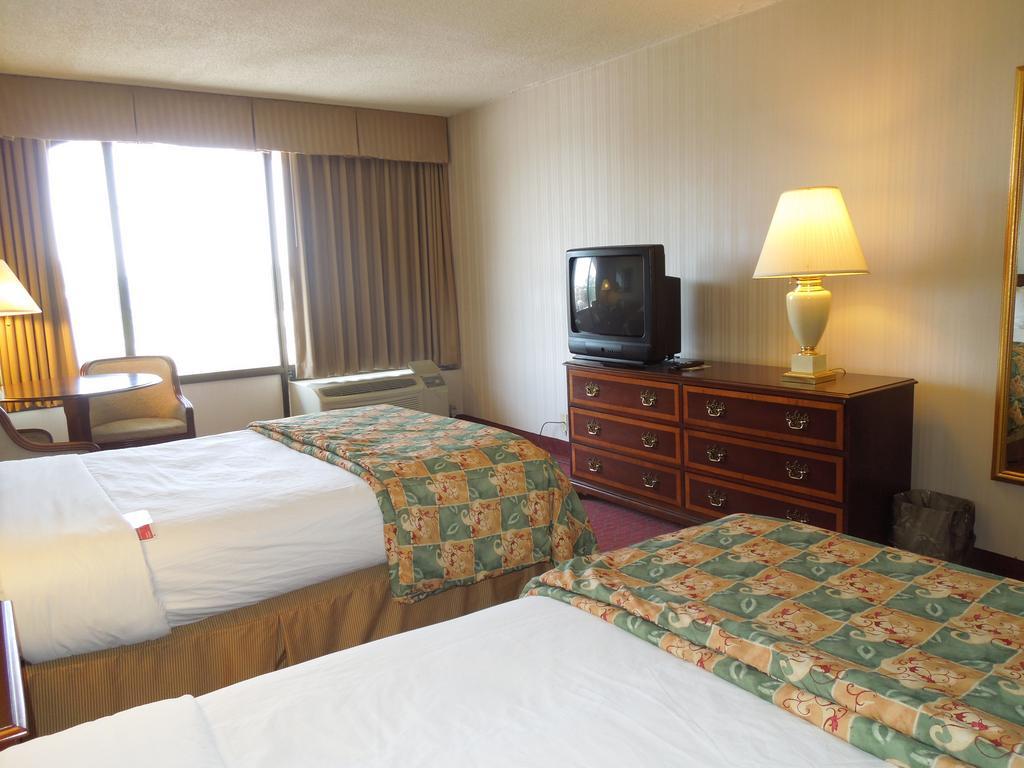 Days Inn & Suites by Wyndham Elyria