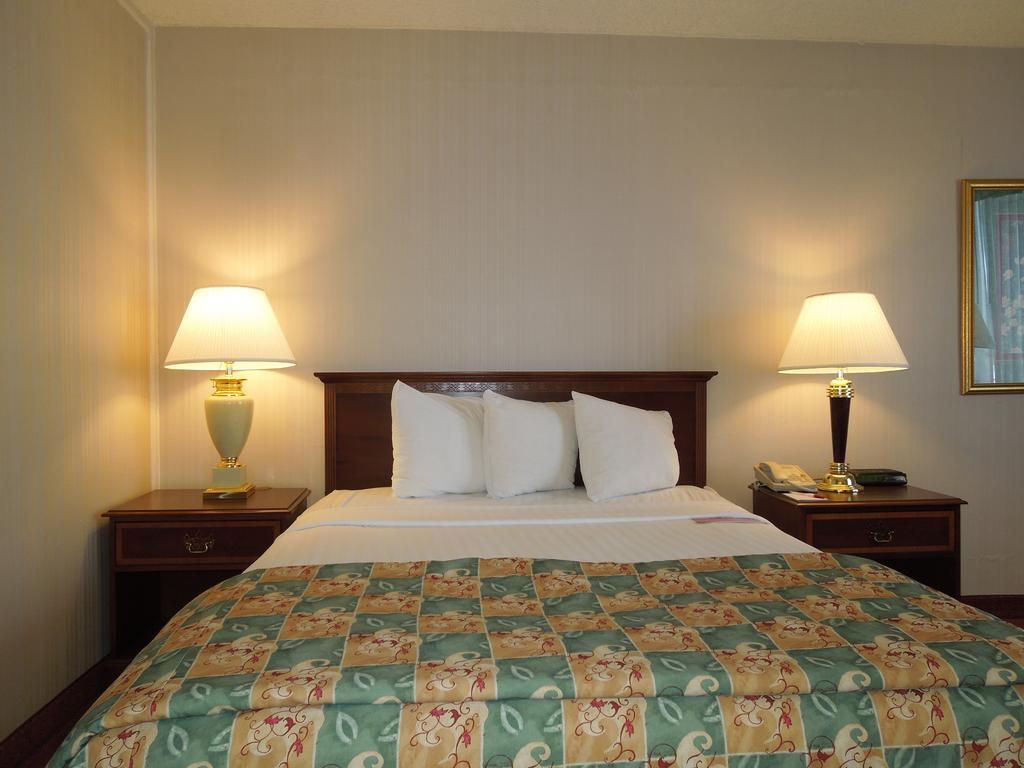 Days Inn & Suites by Wyndham Elyria