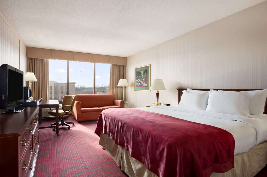 Days Inn & Suites by Wyndham Elyria