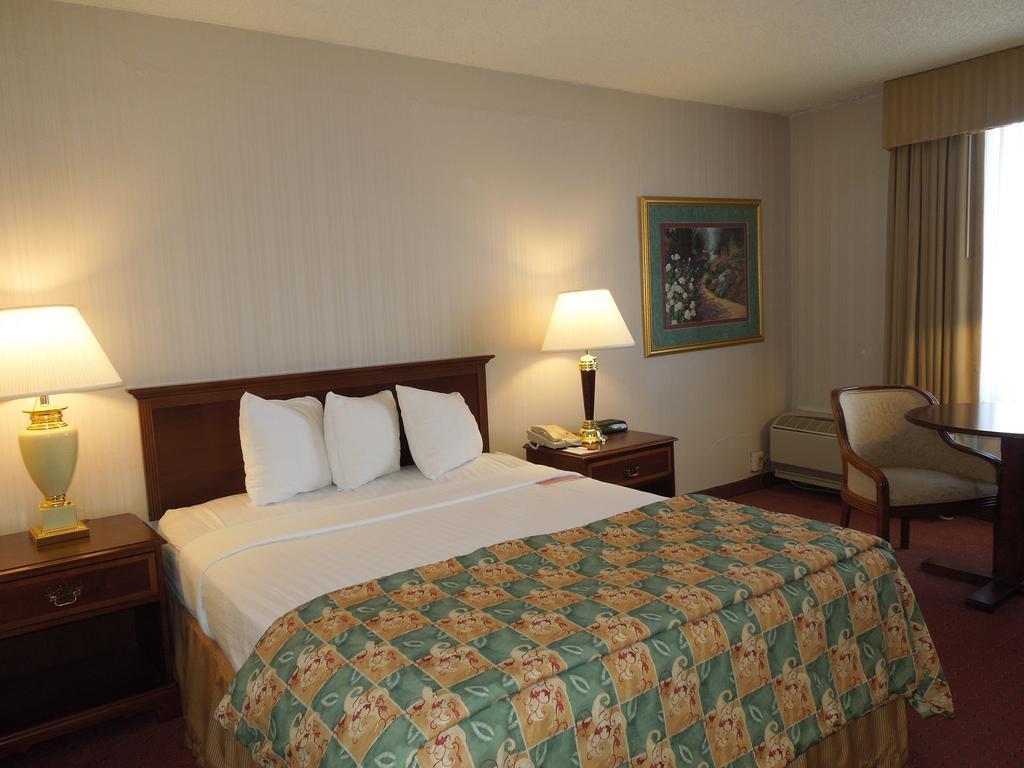 Days Inn & Suites by Wyndham Elyria