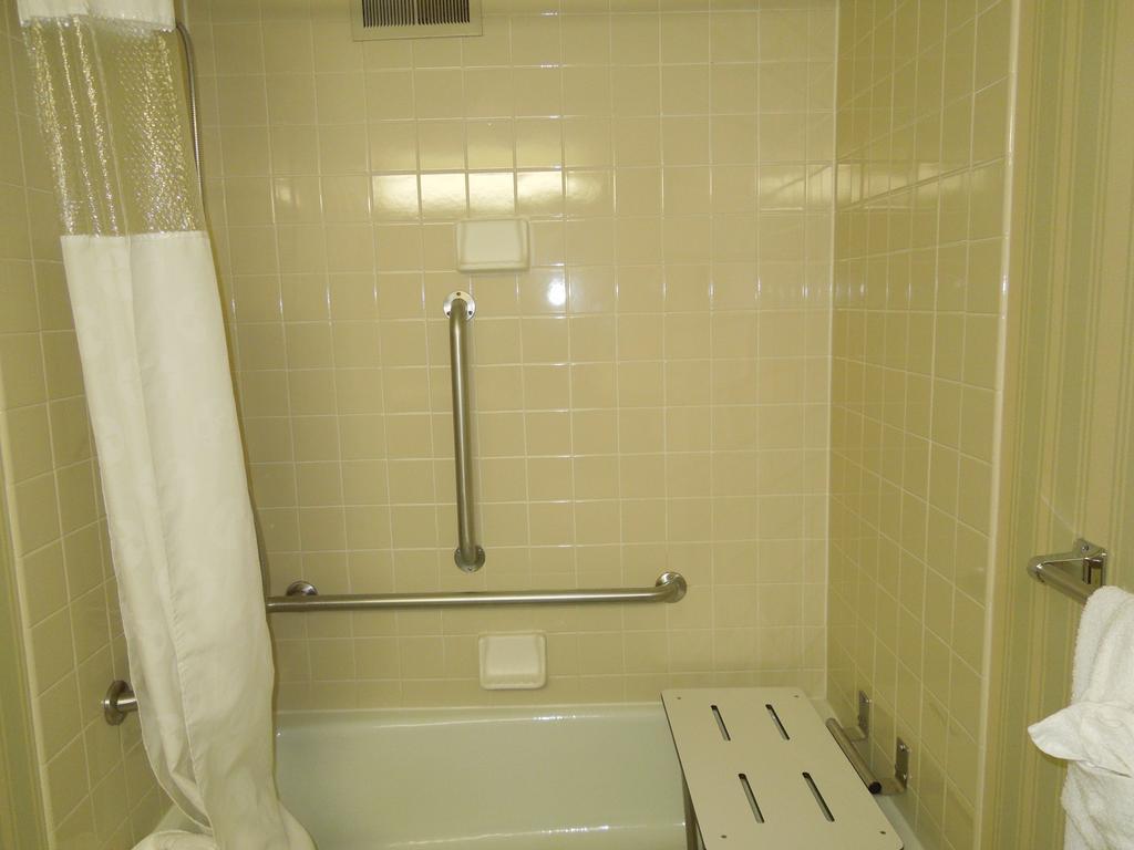 Days Inn & Suites by Wyndham Elyria