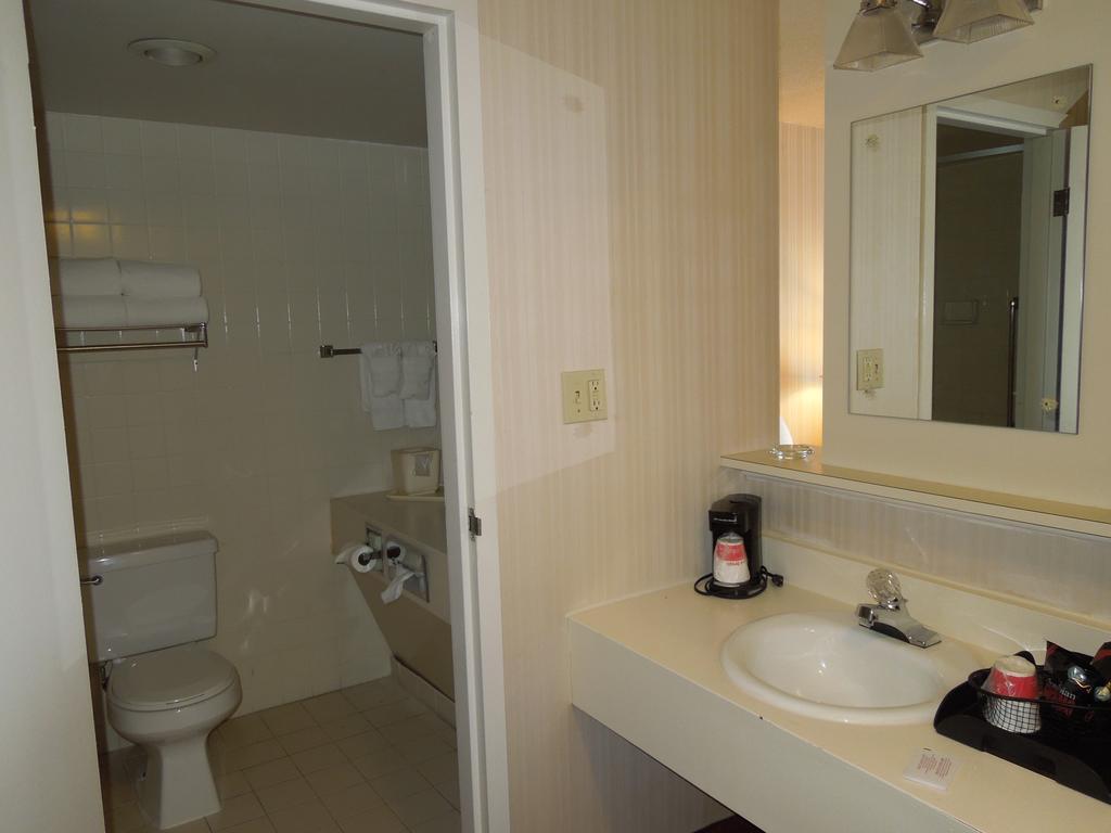 Days Inn & Suites by Wyndham Elyria