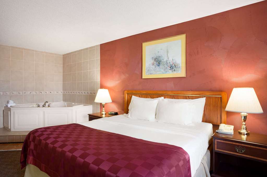 Days Inn & Suites by Wyndham Elyria