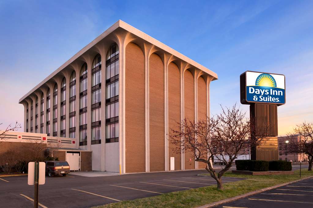 Days Inn & Suites by Wyndham Elyria