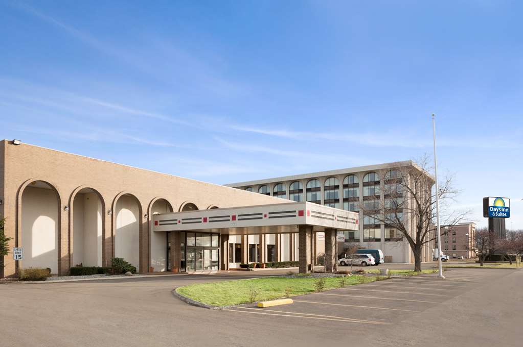 Days Inn & Suites by Wyndham Elyria