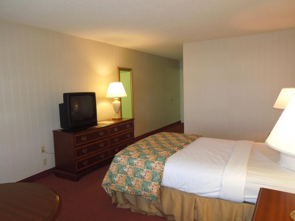 Days Inn & Suites by Wyndham Elyria