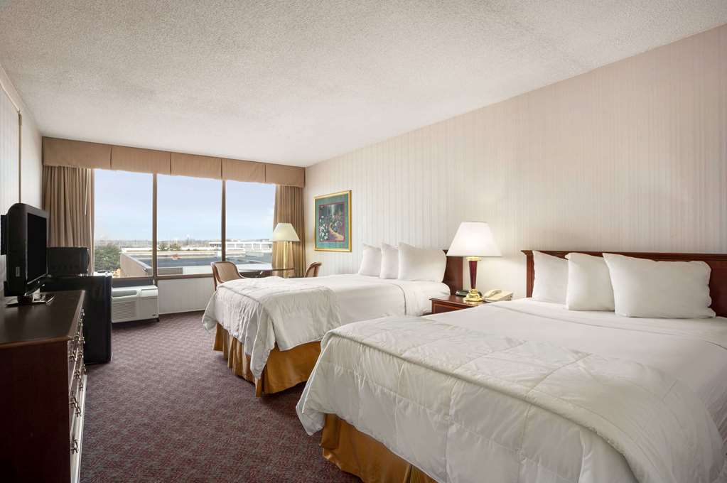 Days Inn & Suites by Wyndham Elyria