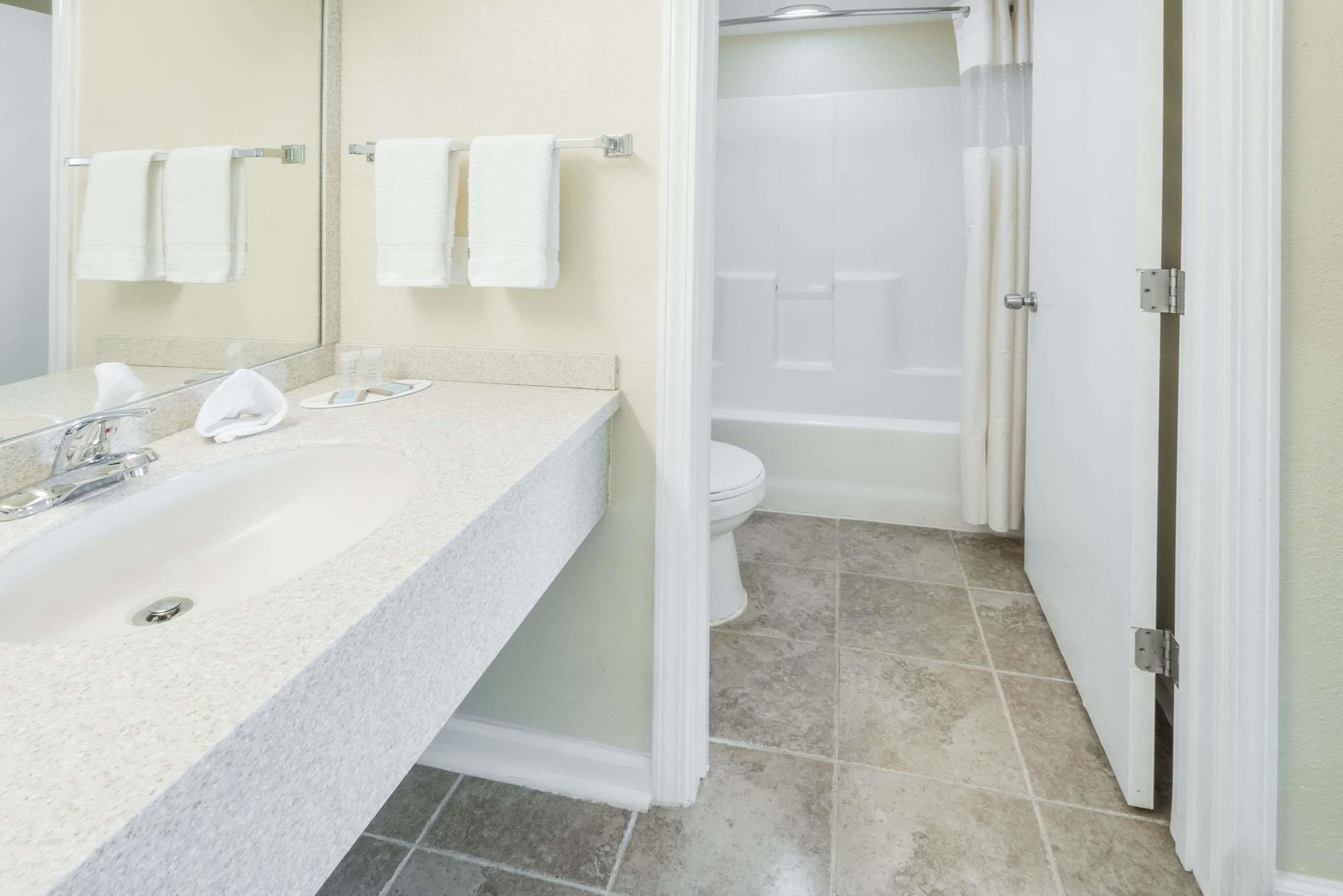 Grove City Travel Inn by OYO Columbus South