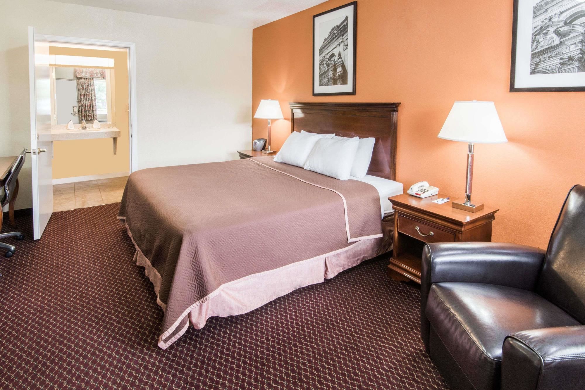 Grove City Travel Inn by OYO Columbus South