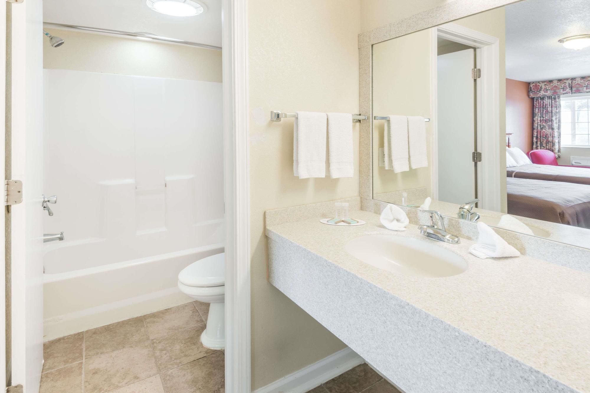 Grove City Travel Inn by OYO Columbus South