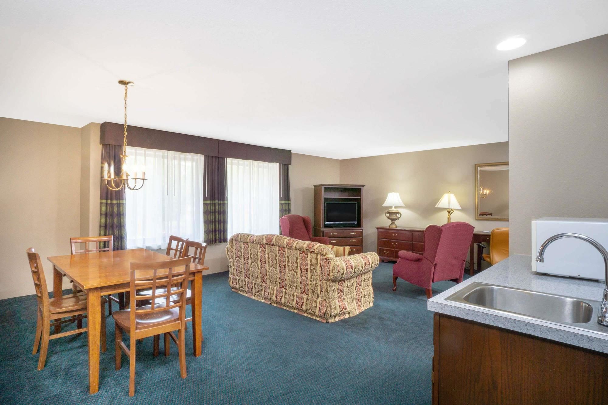 Super 8 by Wyndham Harrison OH