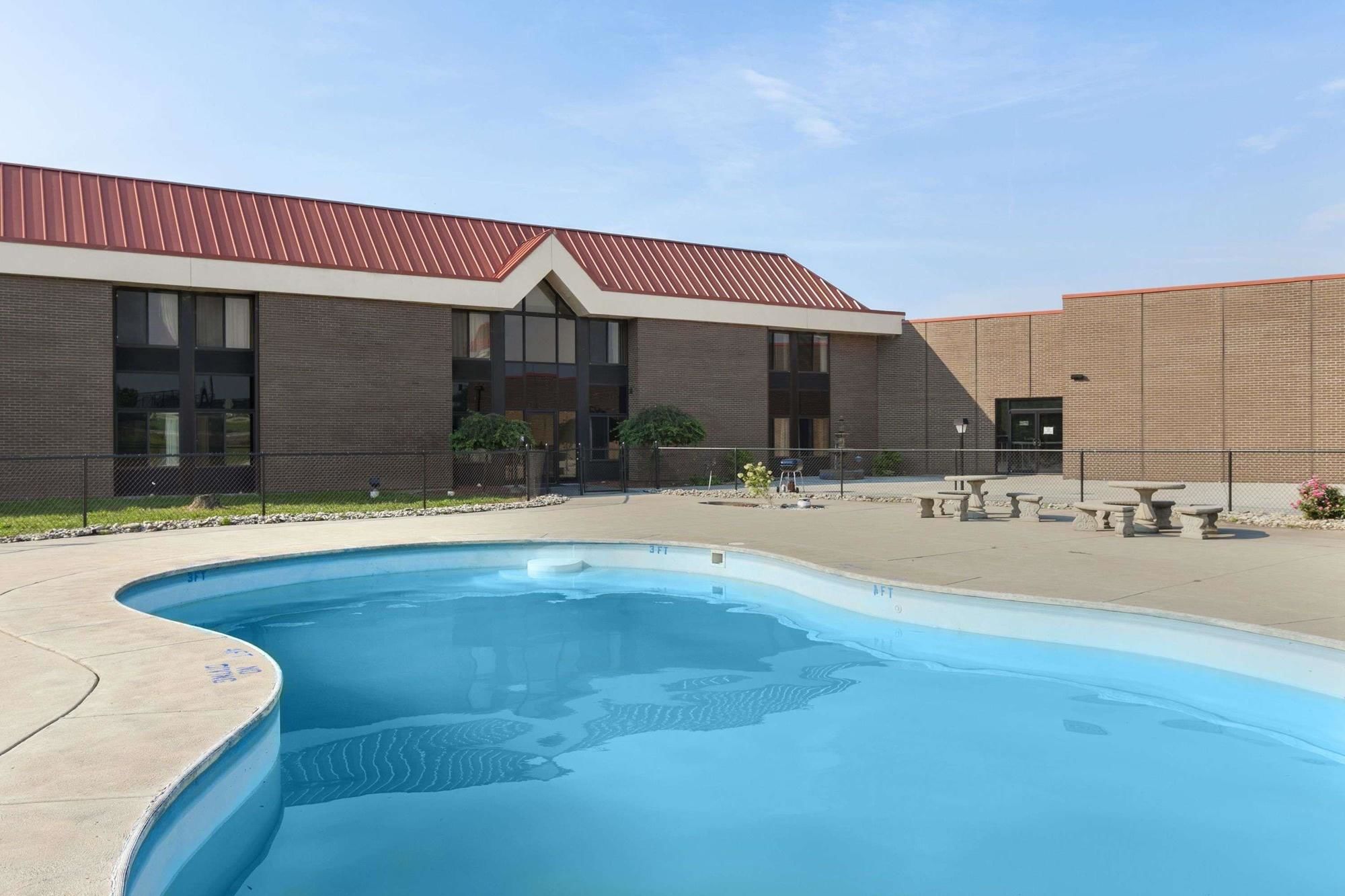 Super 8 by Wyndham Harrison OH