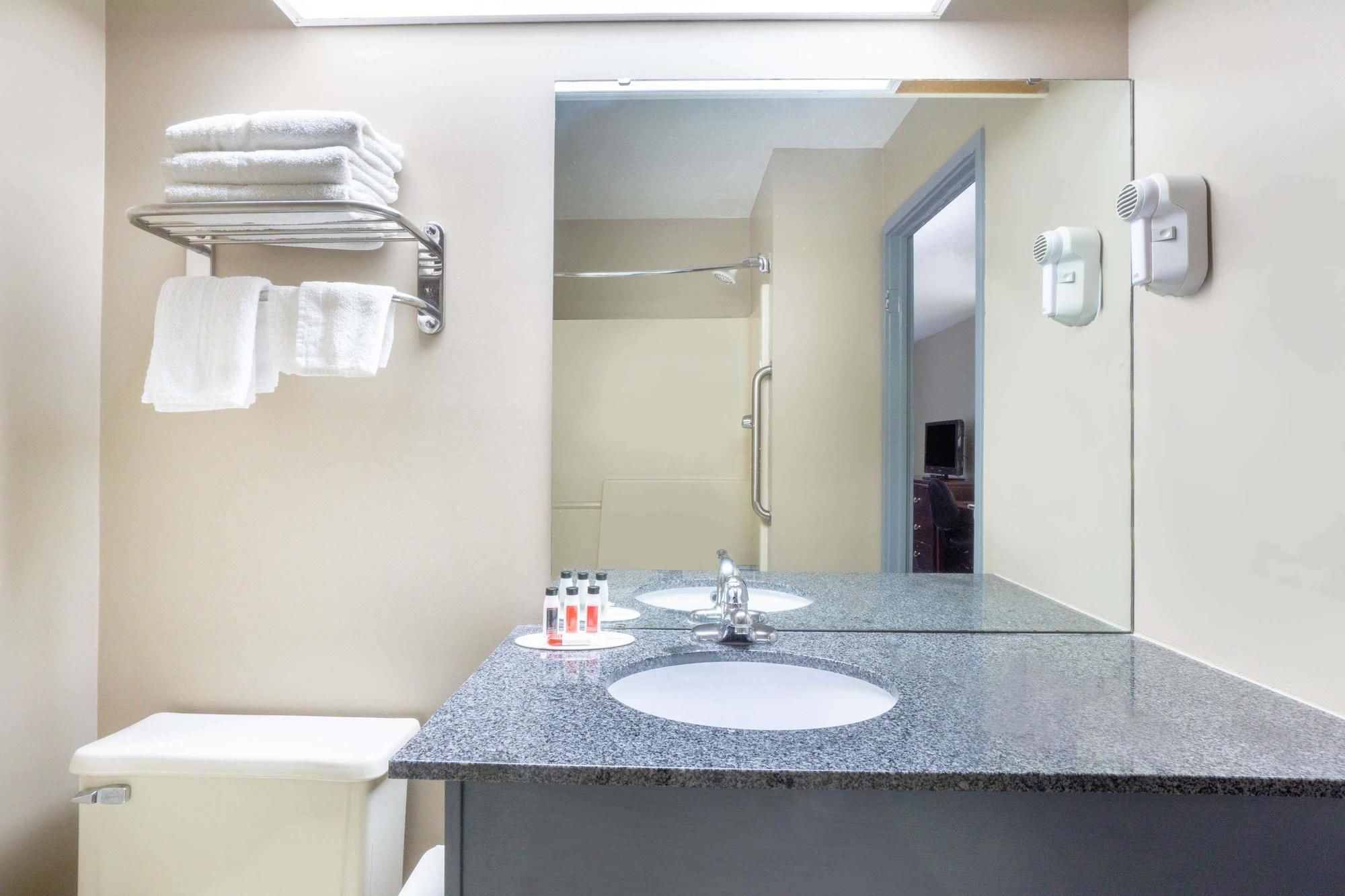 Super 8 by Wyndham Harrison OH