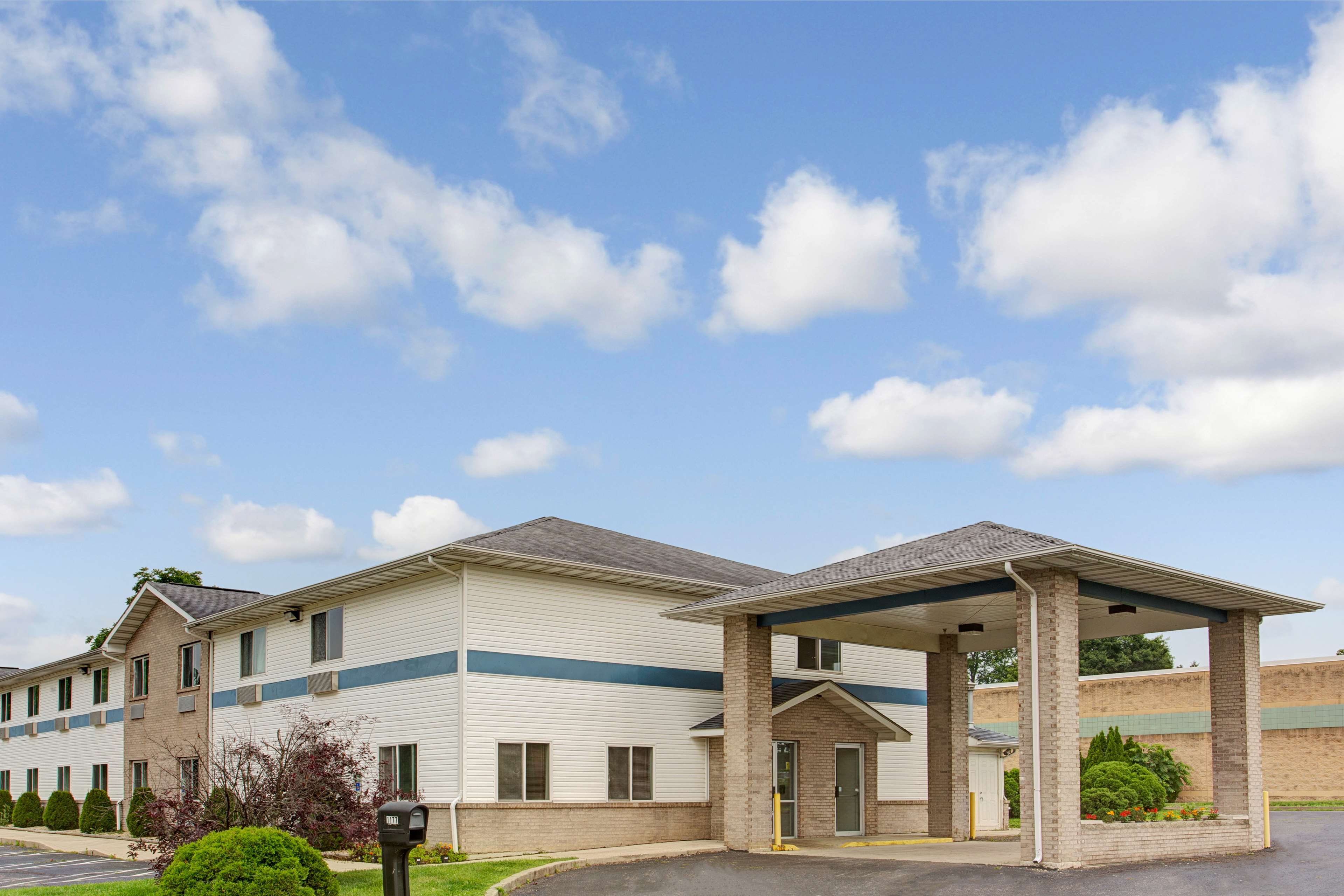 Super 8 by Wyndham Heath/Newark