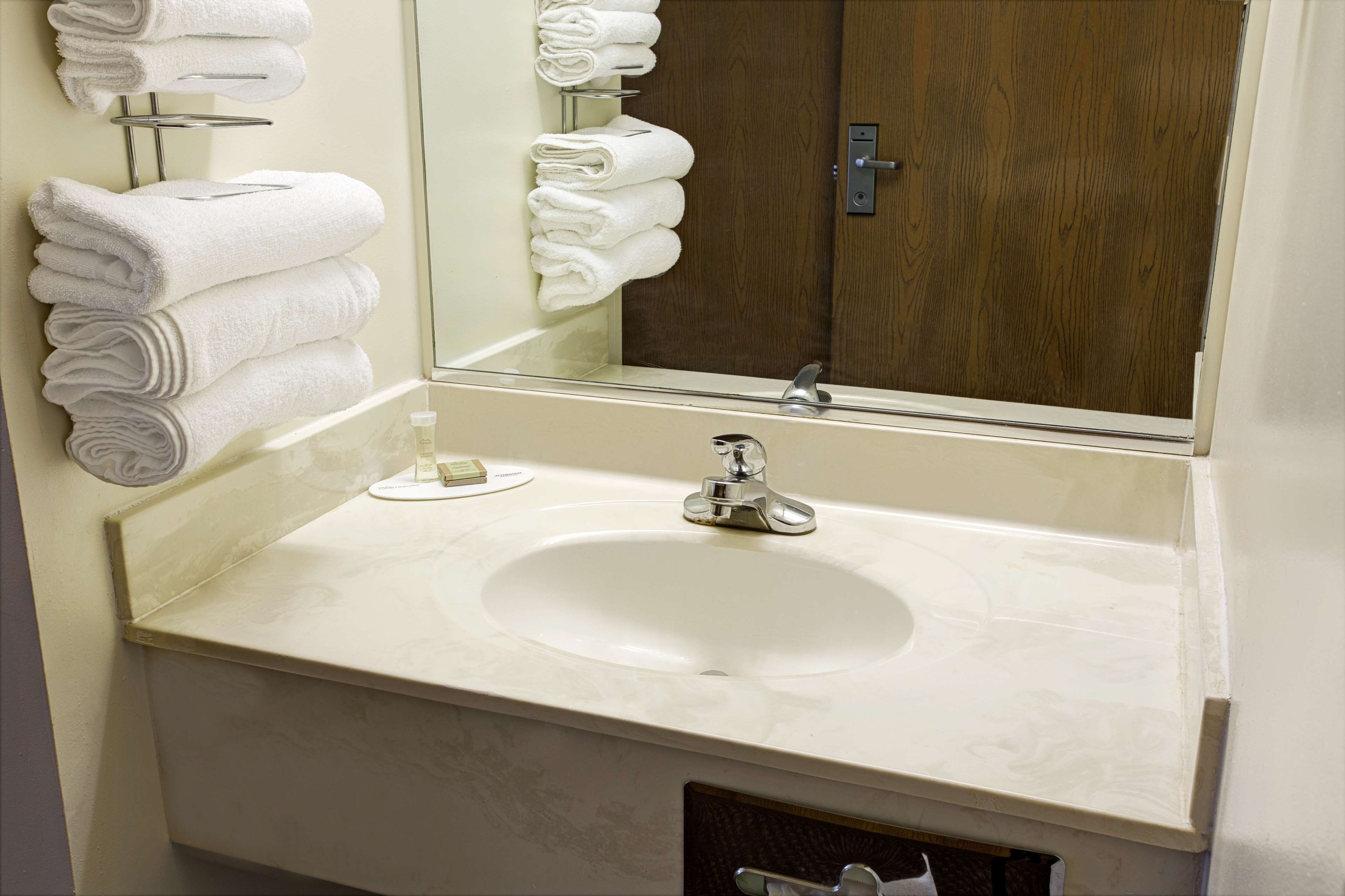 Super 8 by Wyndham Heath/Newark