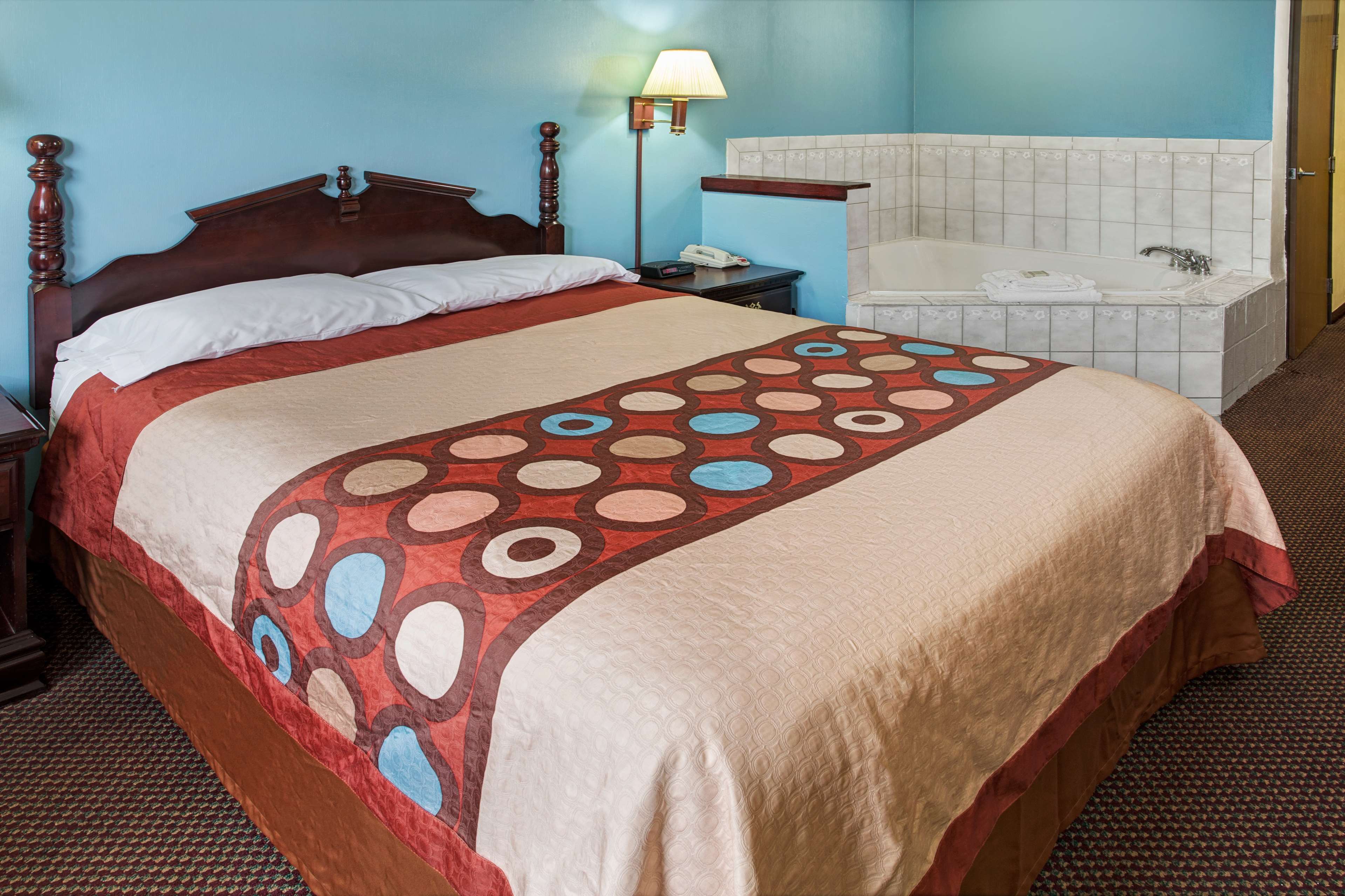 Super 8 by Wyndham Heath/Newark