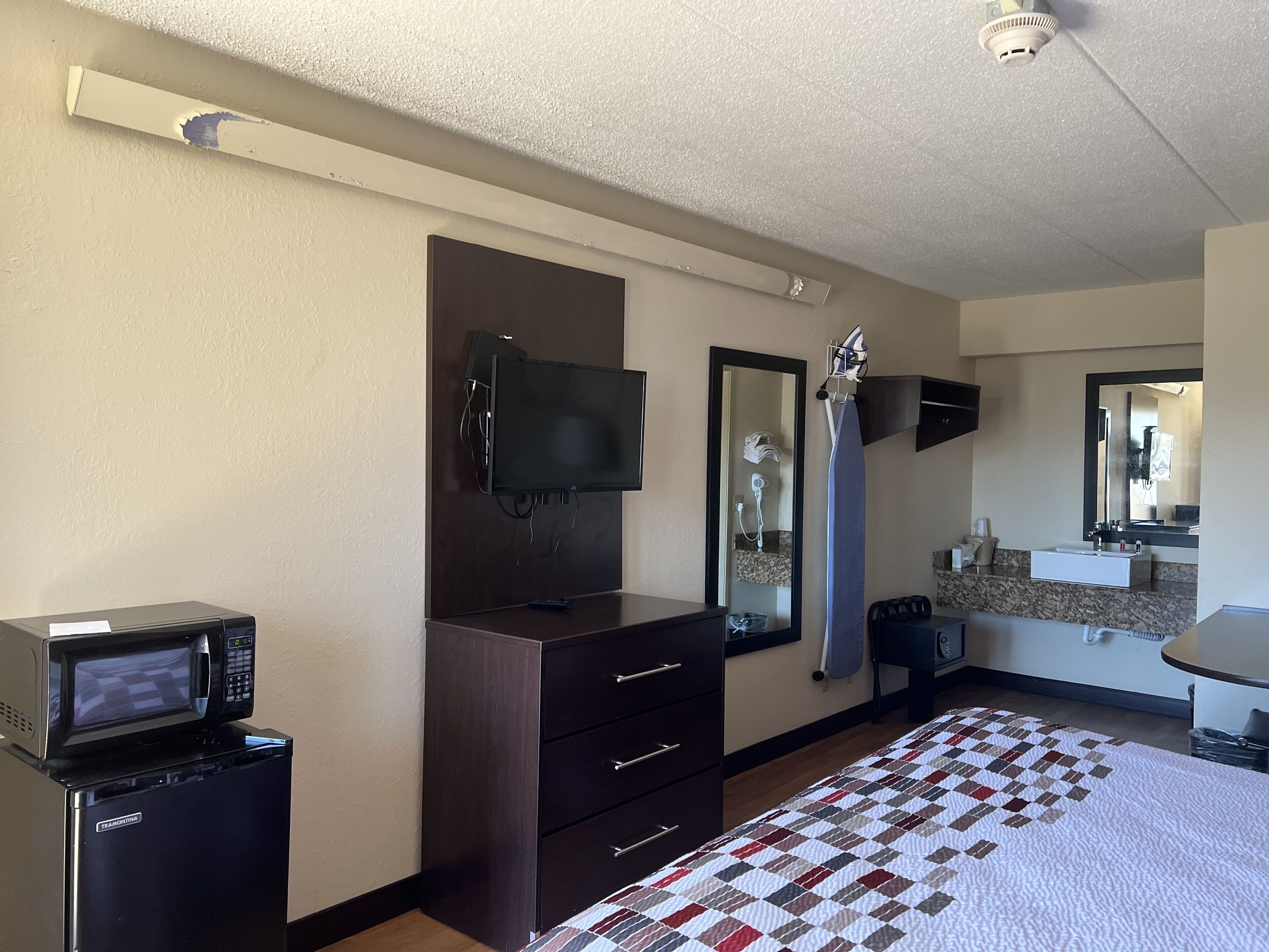 Travelodge By Wyndham Holland/Toledo