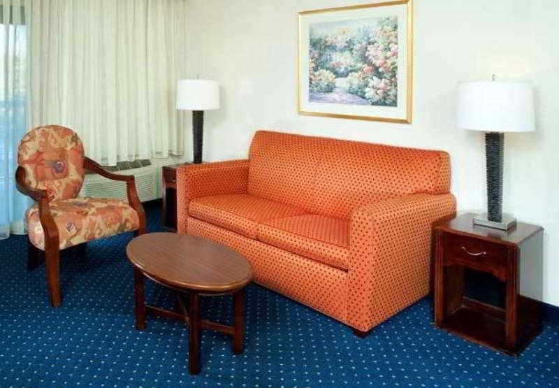 Courtyard Cleveland Independence