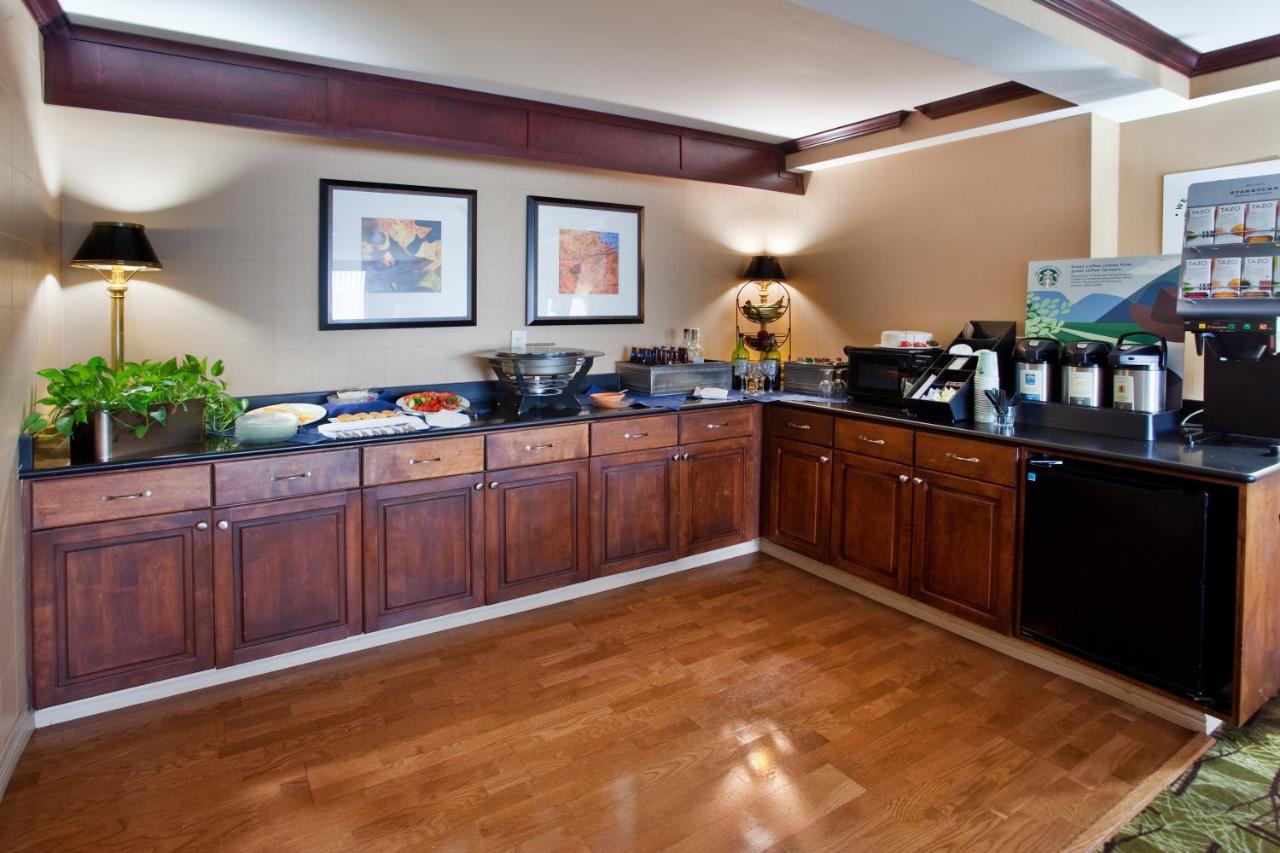 Ramada by Wyndham Cleveland Independence