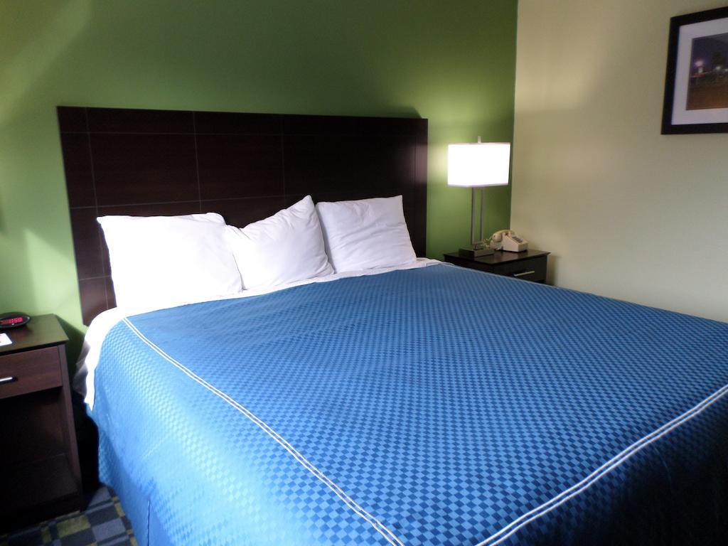 Travelodge by Wyndham Cleveland Lakewood