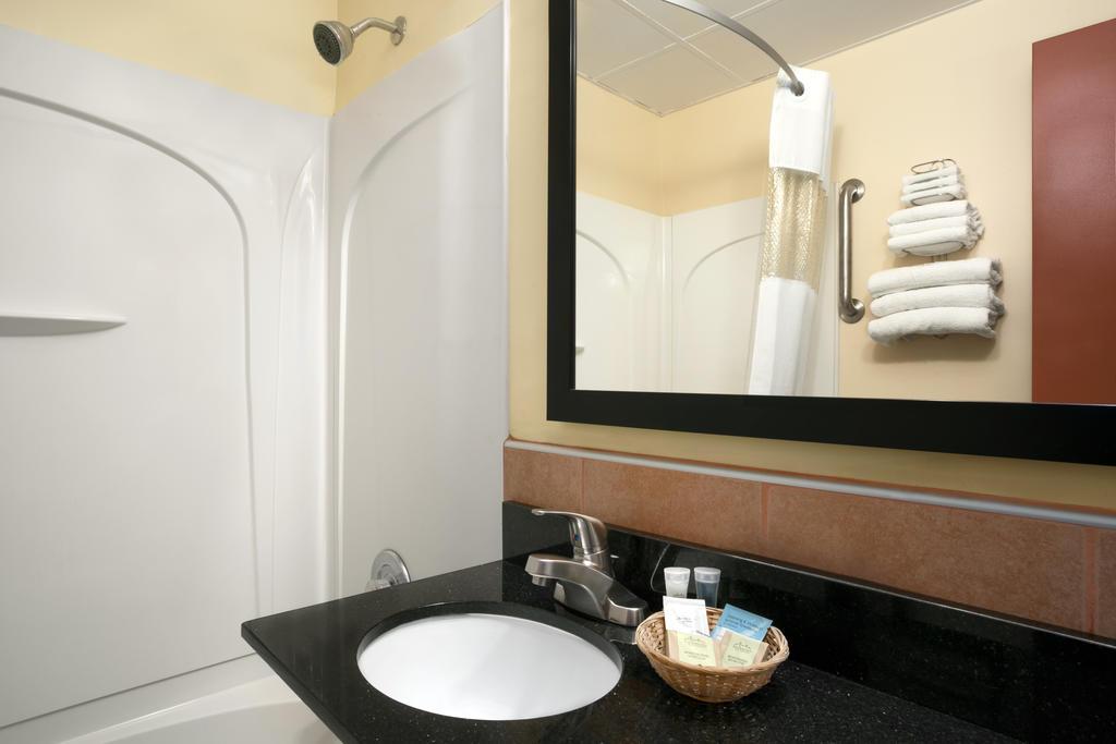 Travelodge by Wyndham Cleveland Lakewood