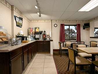 Travelodge by Wyndham Cleveland Lakewood