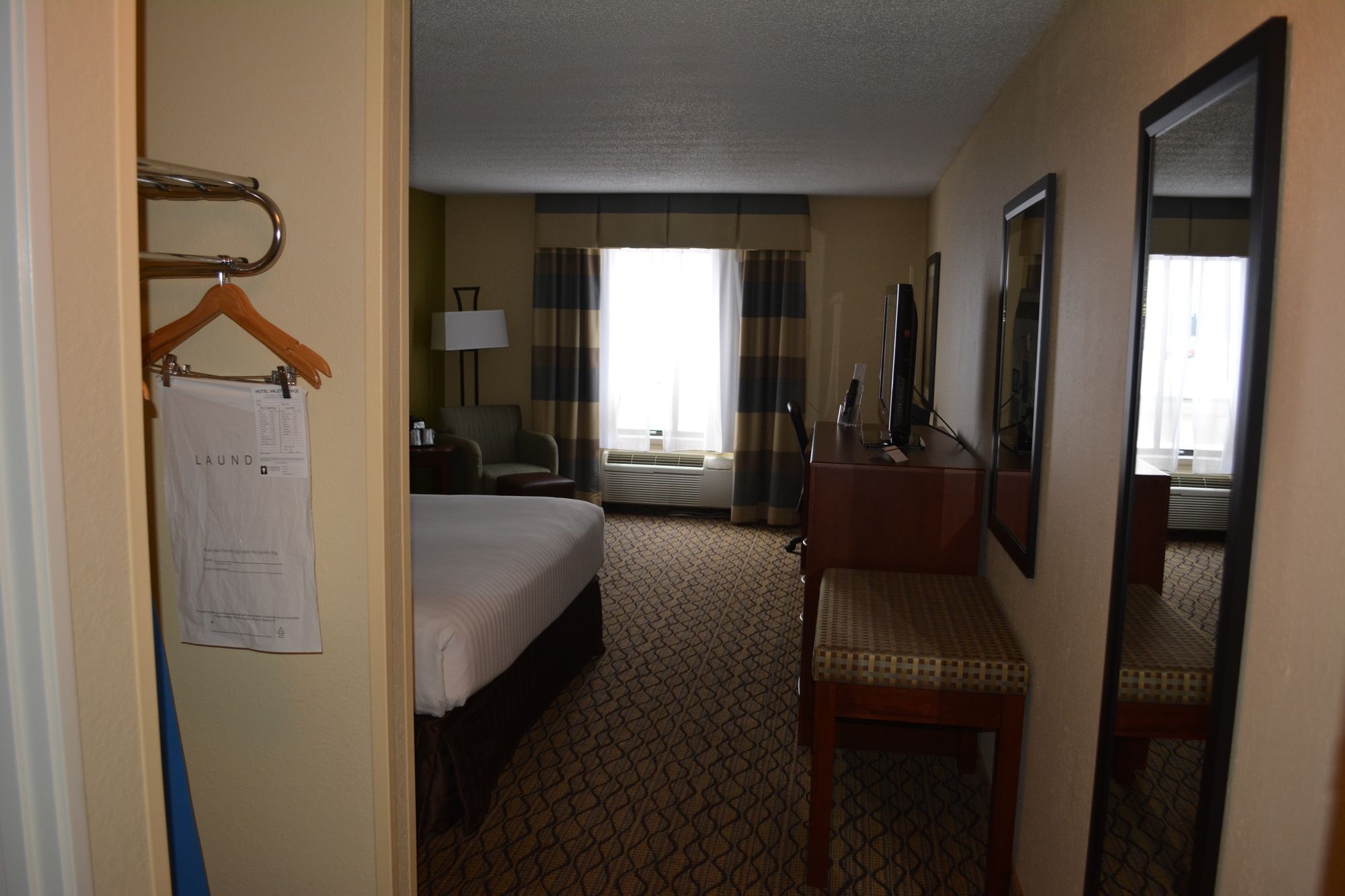 Holiday Inn Express & Suites Lancaster