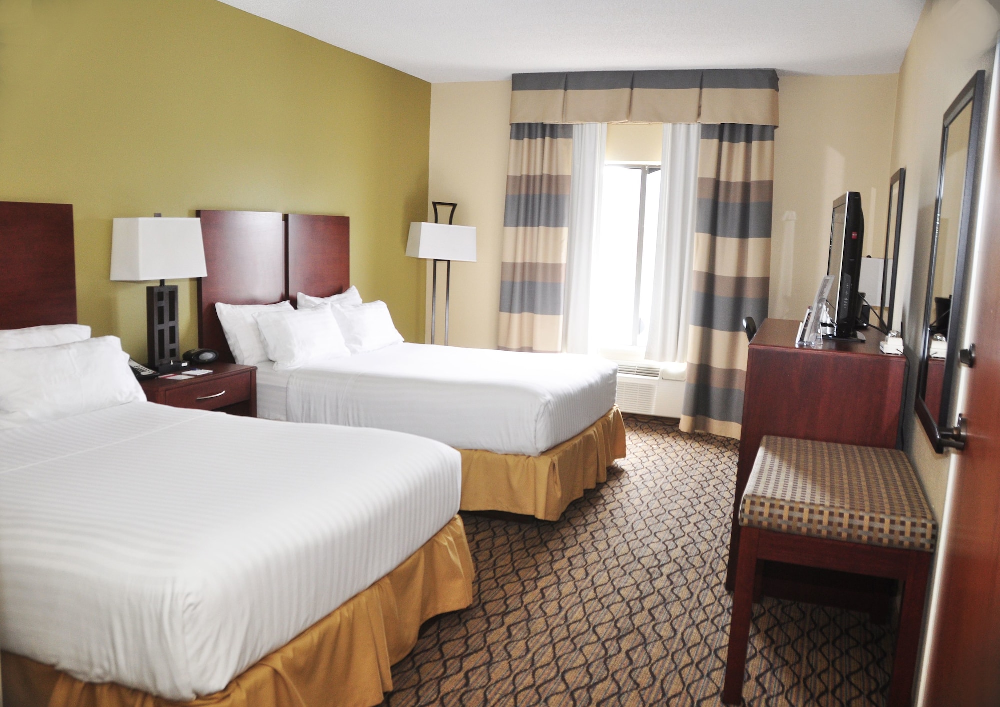 Holiday Inn Express & Suites Lancaster