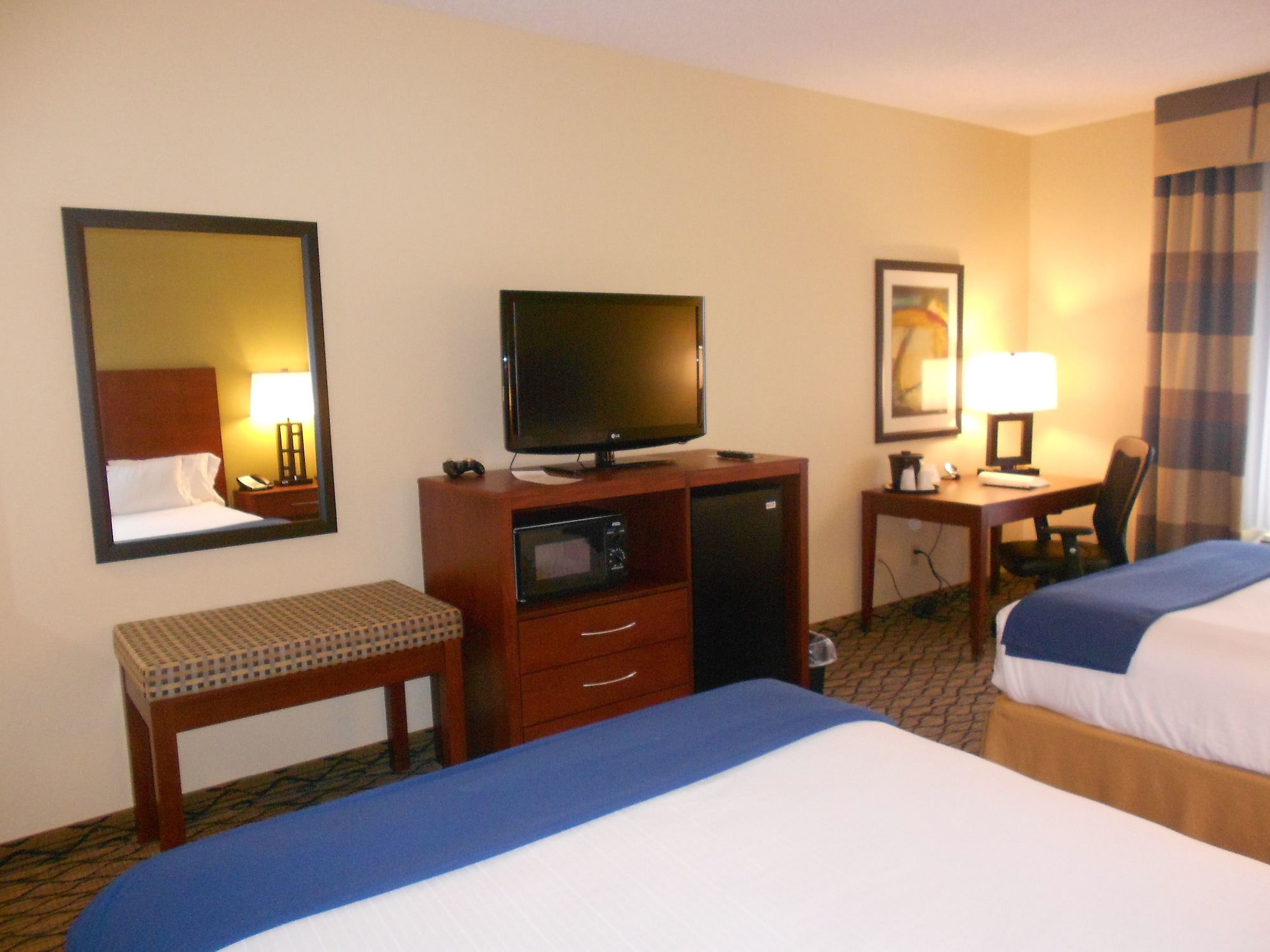 Holiday Inn Express & Suites Lancaster