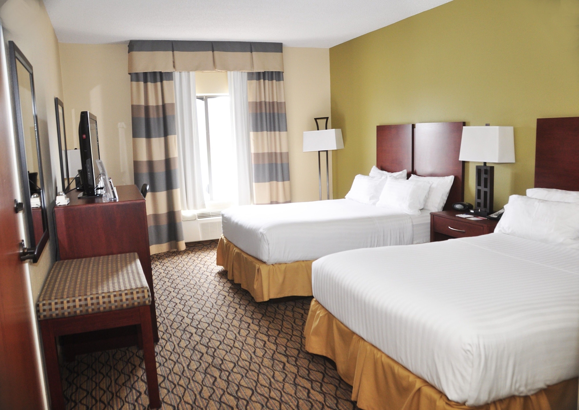 Holiday Inn Express & Suites Lancaster