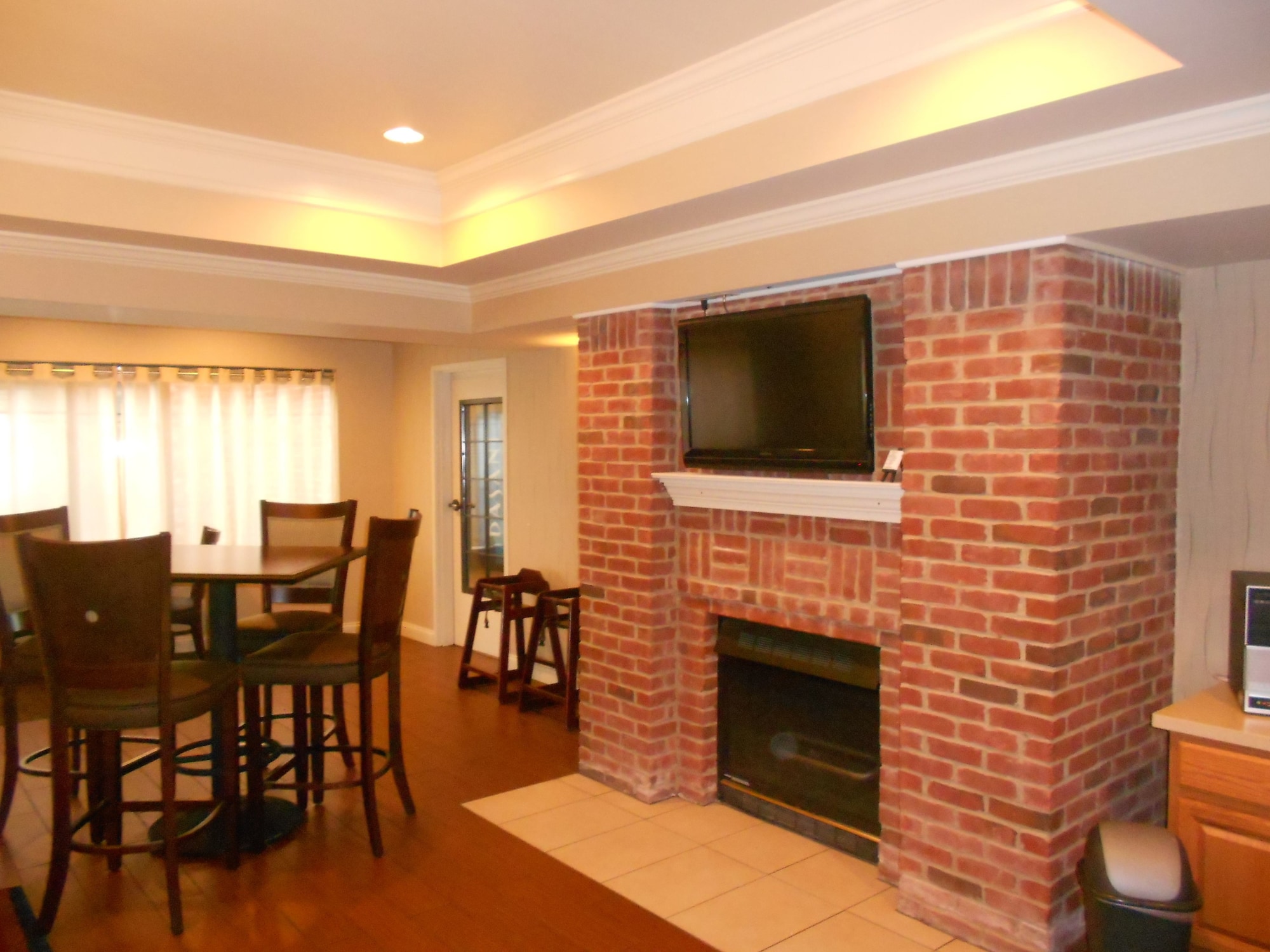 Holiday Inn Express & Suites Lancaster