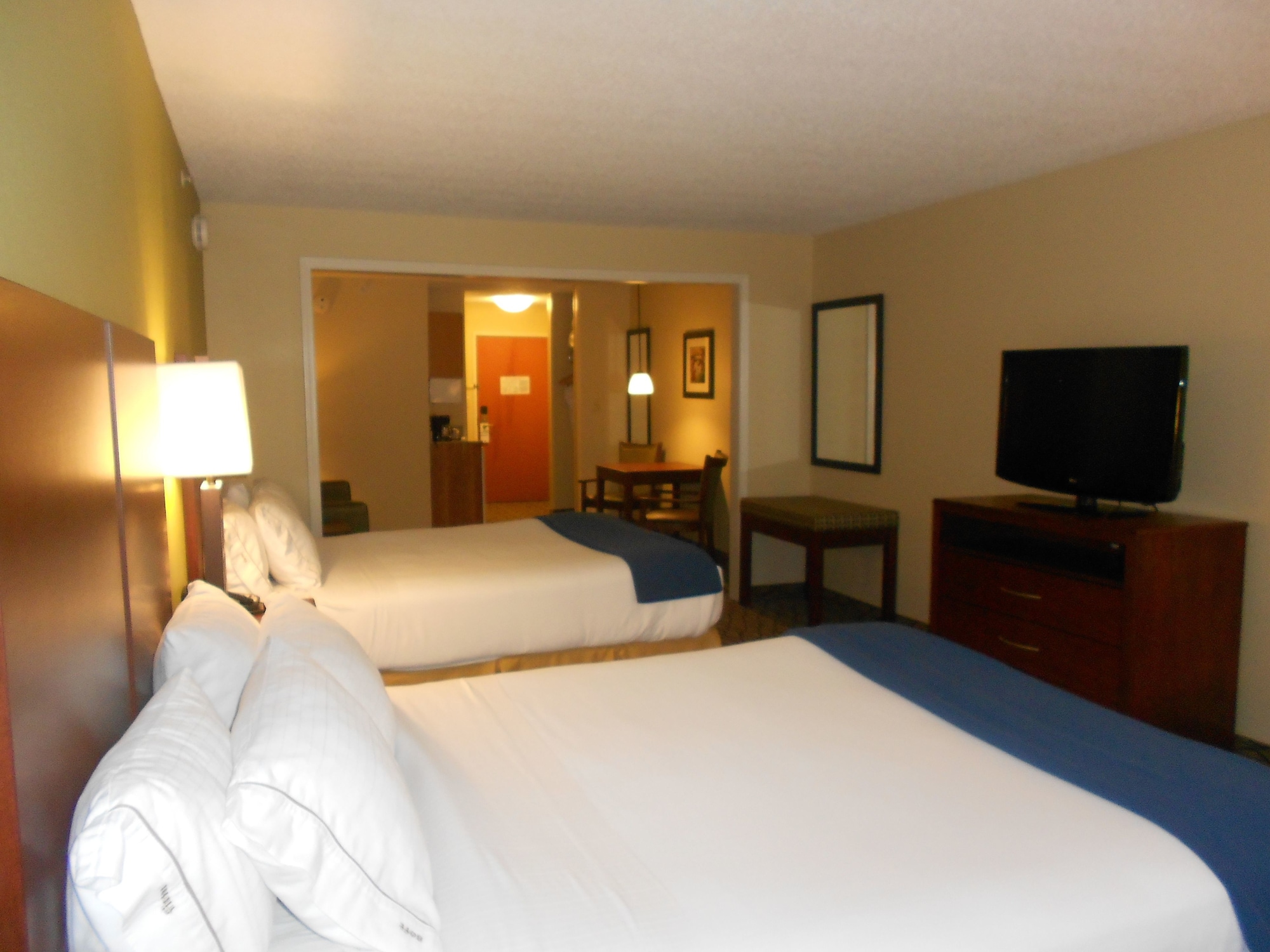 Holiday Inn Express & Suites Lancaster