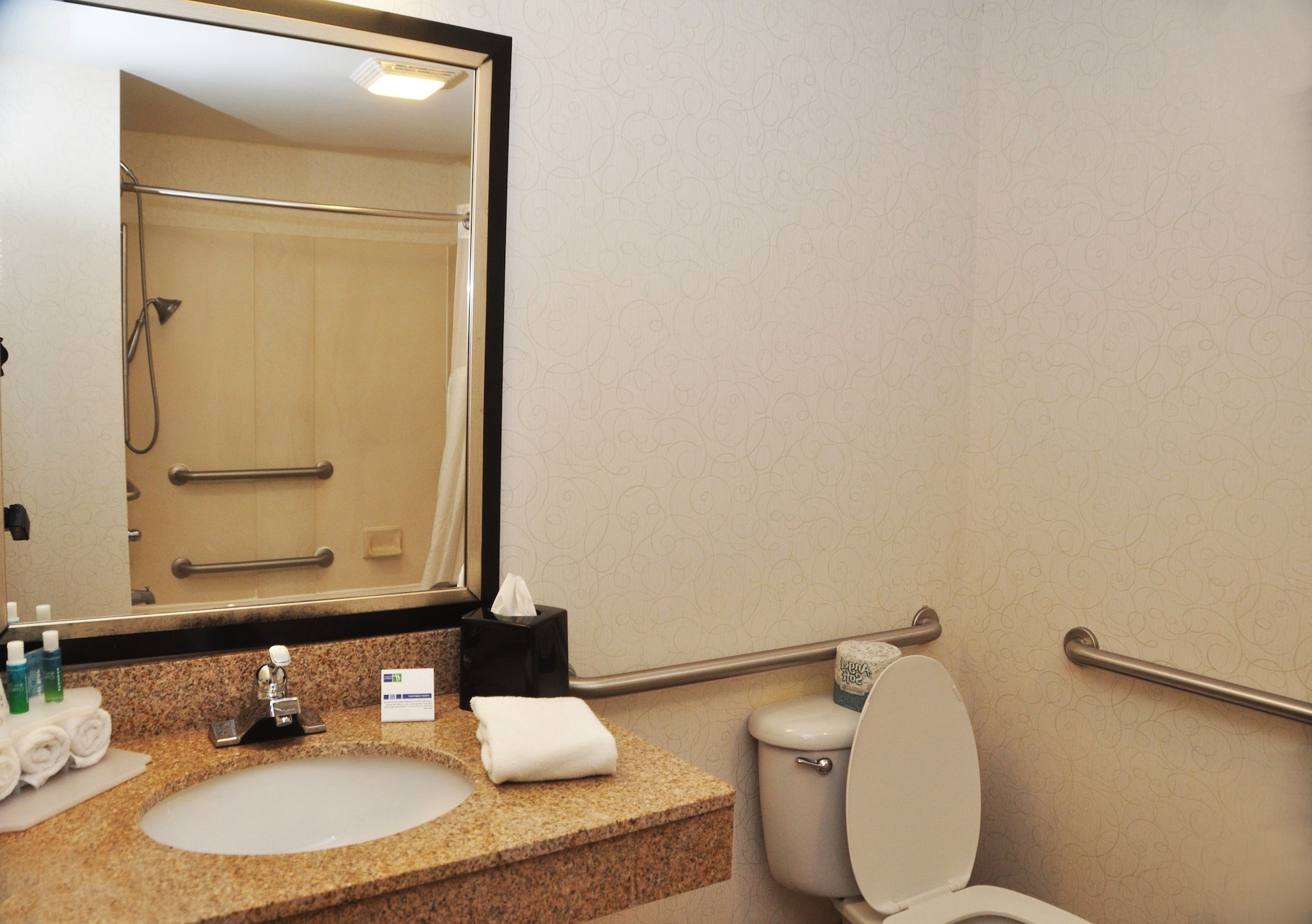 Holiday Inn Express & Suites Lancaster