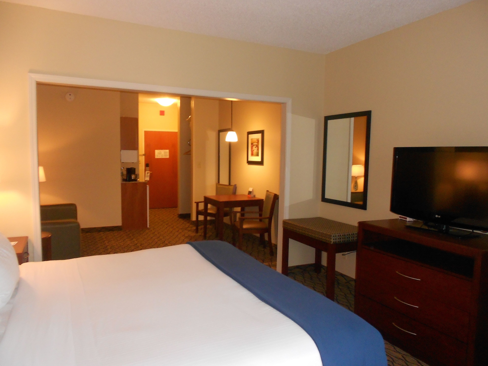 Holiday Inn Express & Suites Lancaster