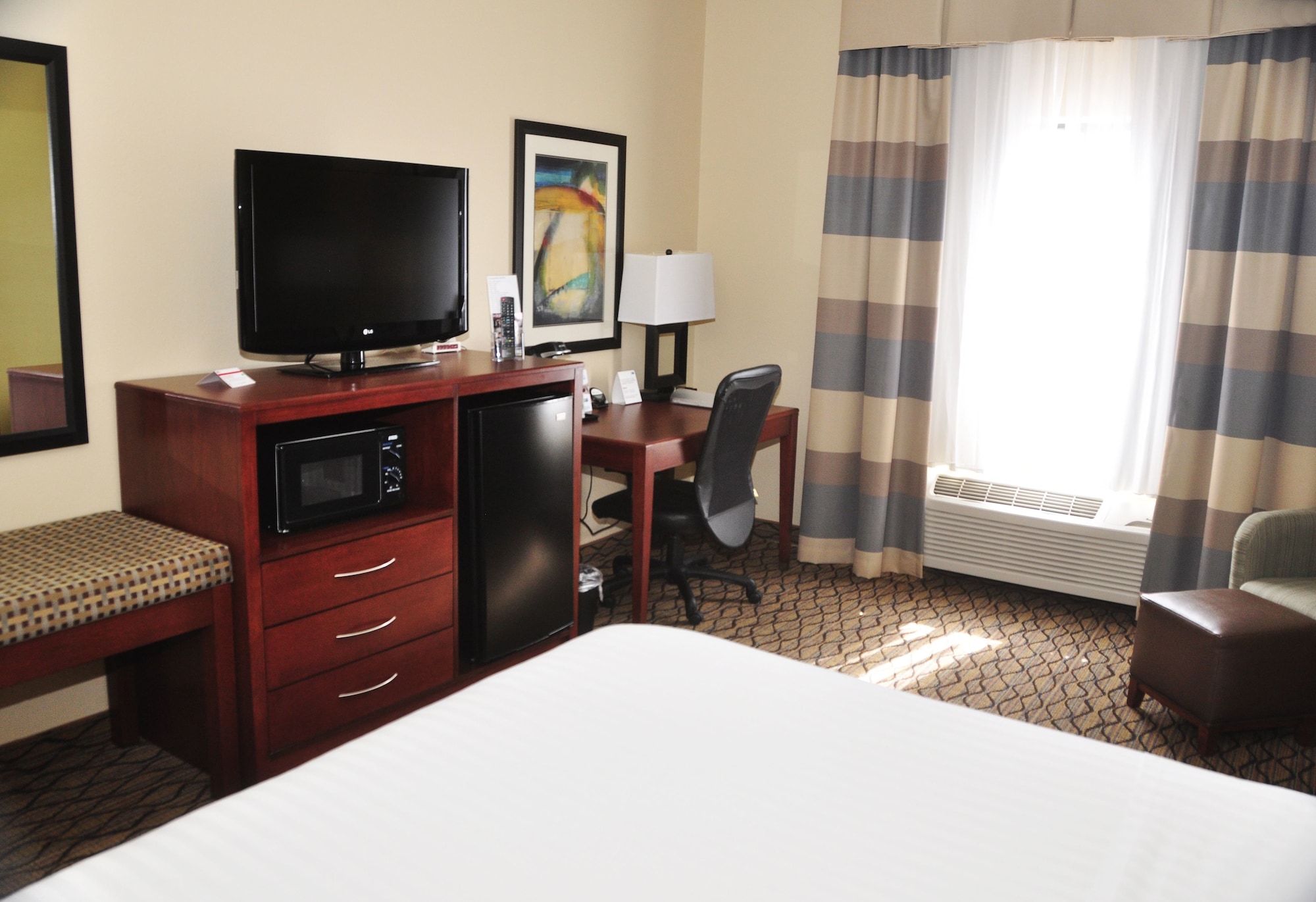 Holiday Inn Express & Suites Lancaster