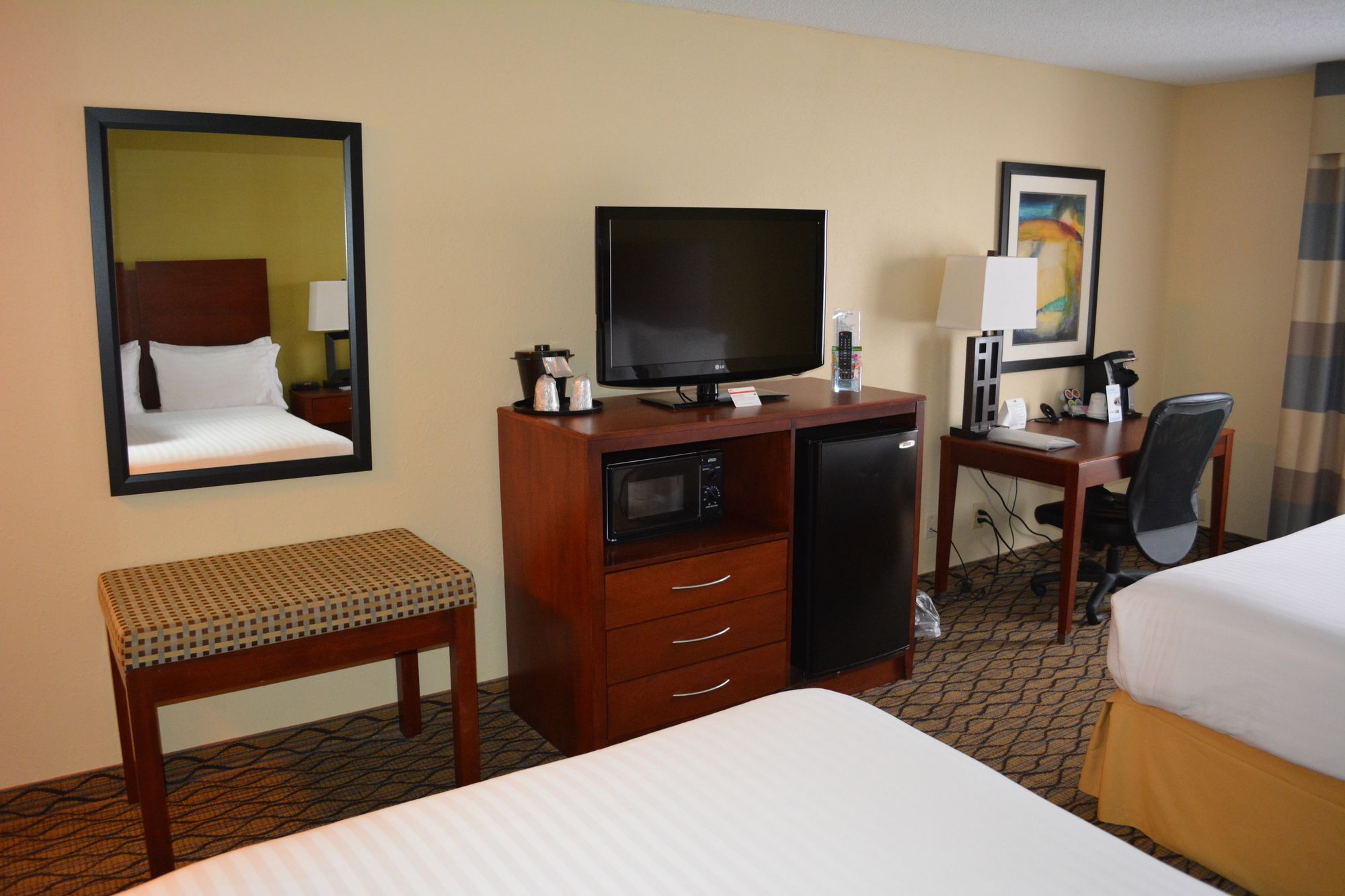 Holiday Inn Express & Suites Lancaster