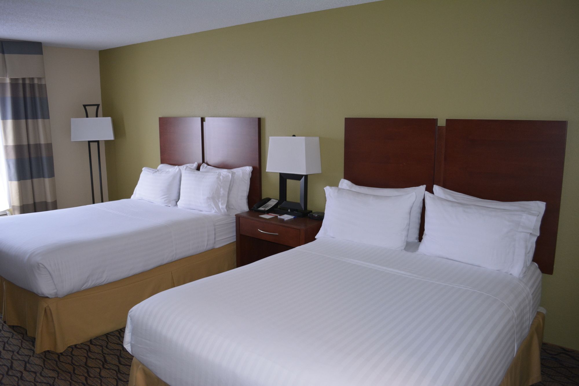 Holiday Inn Express & Suites Lancaster