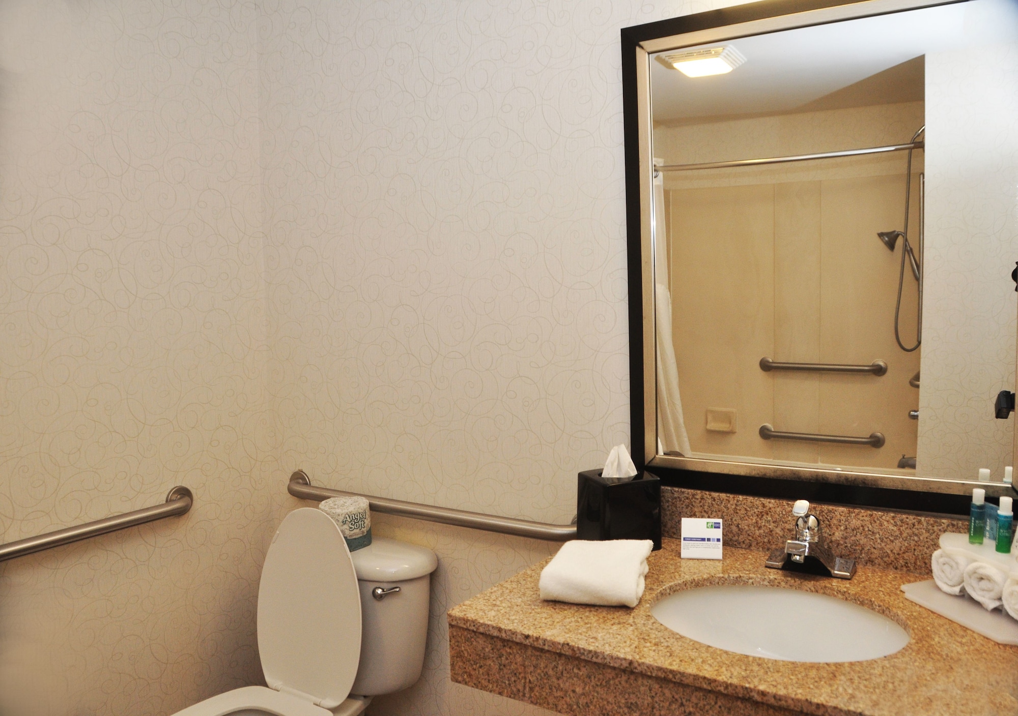 Holiday Inn Express & Suites Lancaster