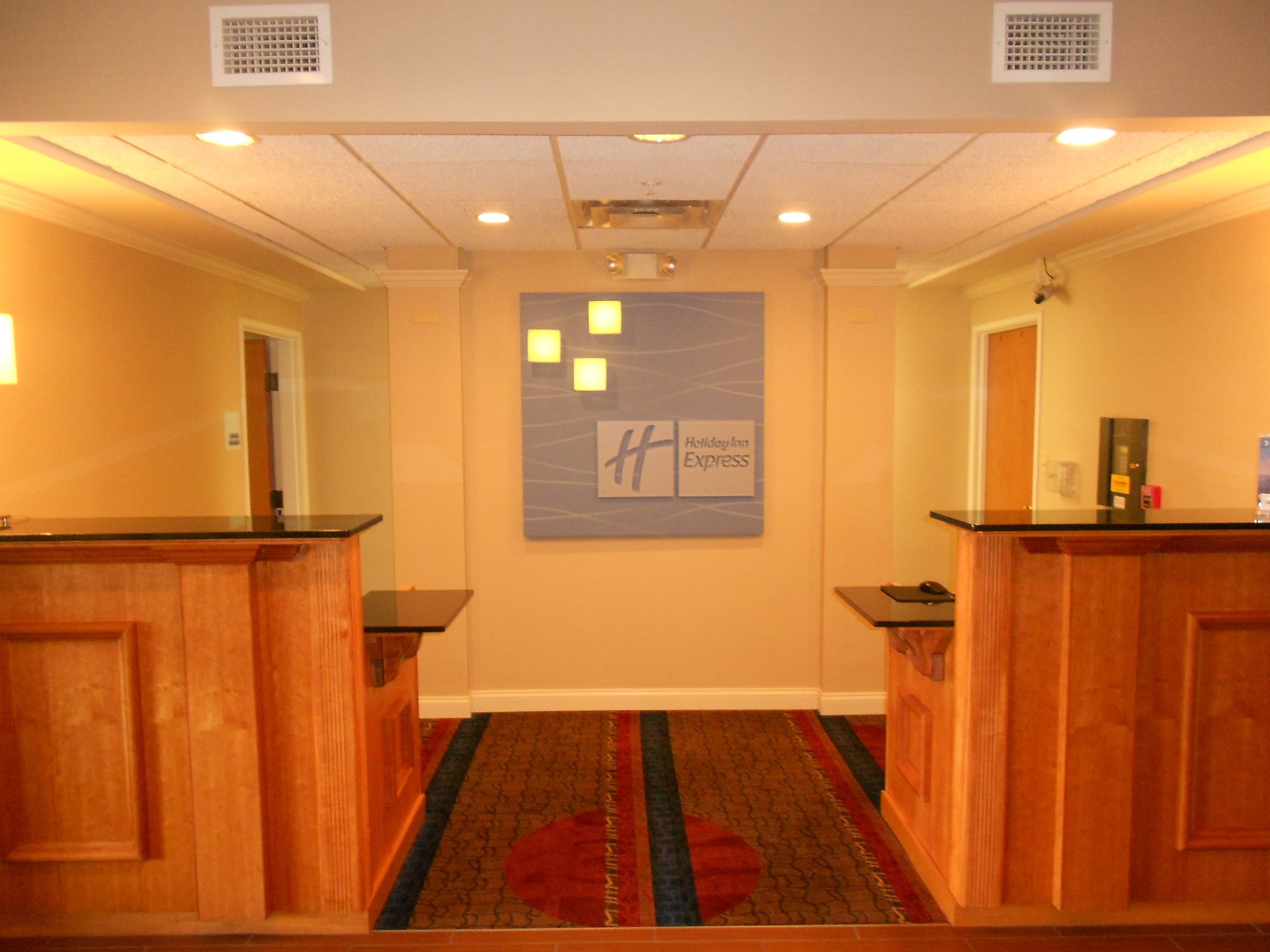 Holiday Inn Express & Suites Lancaster