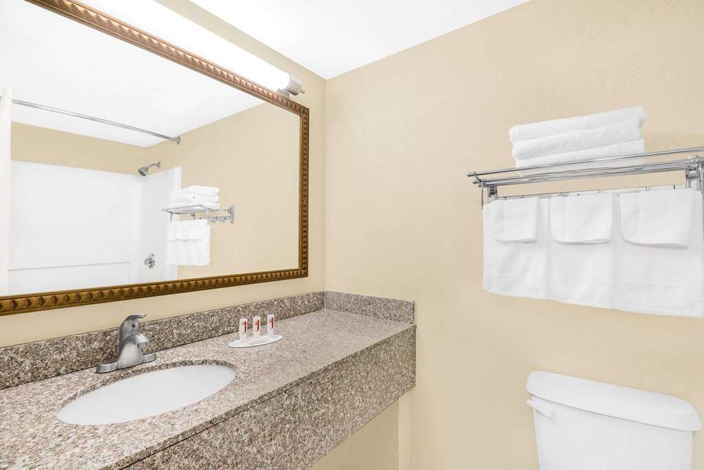 Travelodge by Wyndham Lima OH